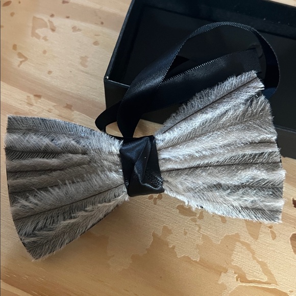 Luxury Feather Bow Tie - Picture 5 of 5